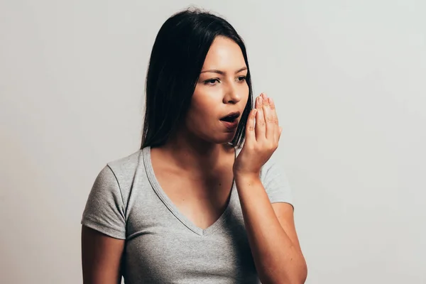 Alito Cattivo Concetto Alitosi Giovane Donna Che Controlla Suo Respiro — Foto Stock