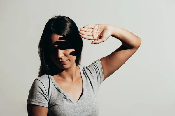 Fotofobie Vrouw Beschermt Haar Ogen Fel Licht Met Handen — Stockfoto