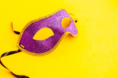 Brezilya karnaval kavramı. Renk arka plan üzerinde karnaval'den aksesuarlar