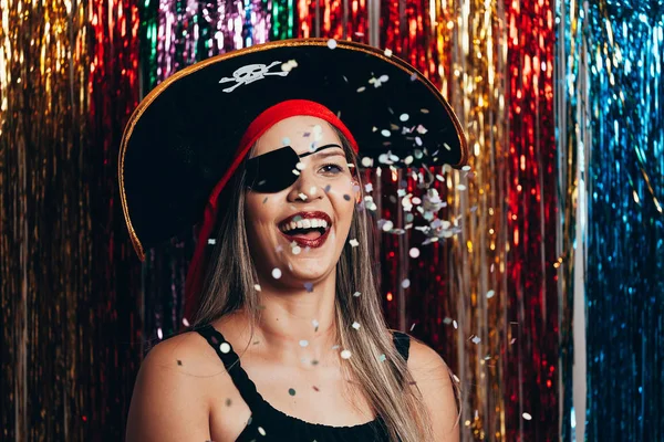 Hermosa Mujer Joven Divirtiéndose Con Disfraz Pirata Fiesta Falsa Concepto — Foto de Stock