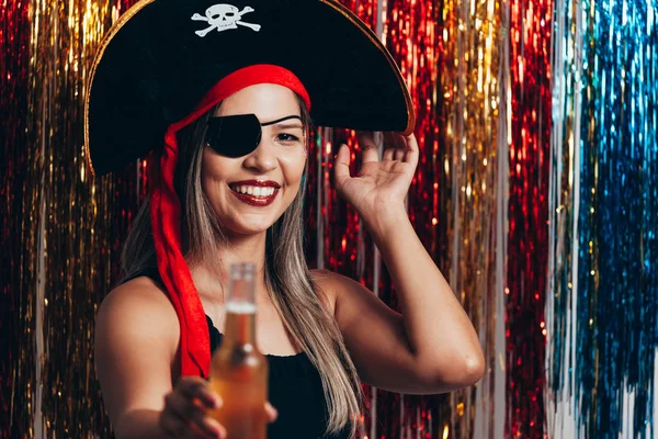 Vacker Ung Svart Kvinna Kul Med Falsk Parti Pirate Kostym — Stockfoto