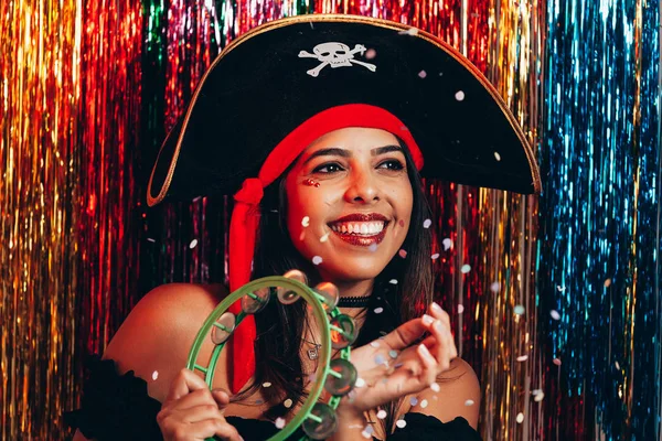 Красивая Молодая Женщина Развлекается Поддельным Костюмом Пирата Вечеринки Концепция Бразильского — стоковое фото