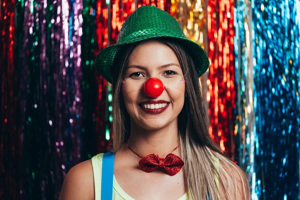 Payaso Femenino Con Ropa Colorida Maquillaje Sobre Fondo Colorido — Foto de Stock