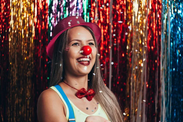 Payaso Femenino Con Ropa Colorida Maquillaje Sobre Fondo Colorido — Foto de Stock