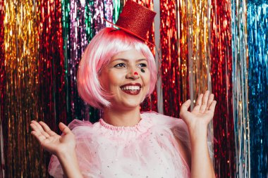 Renkli giysi ve makyaj renkli arka plan üzerinde kadın palyaço