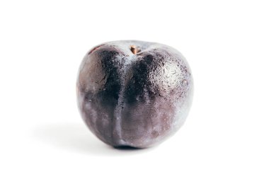 Beyaz arka plan üzerinde izole taze mor Erik