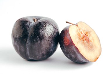 Beyaz arka plan üzerinde izole taze mor Erik