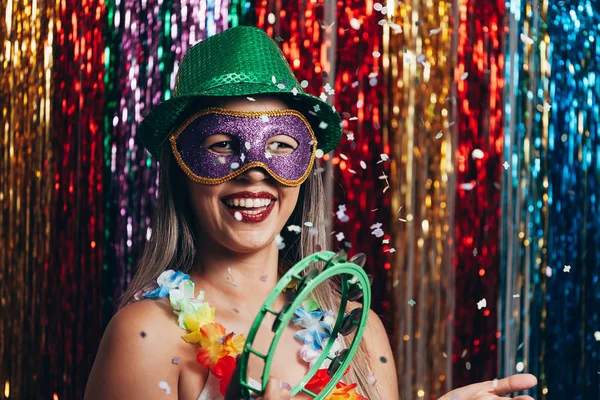 Maskerad Kvinna Firar Brasiliansk Karneval Parten — Stockfoto