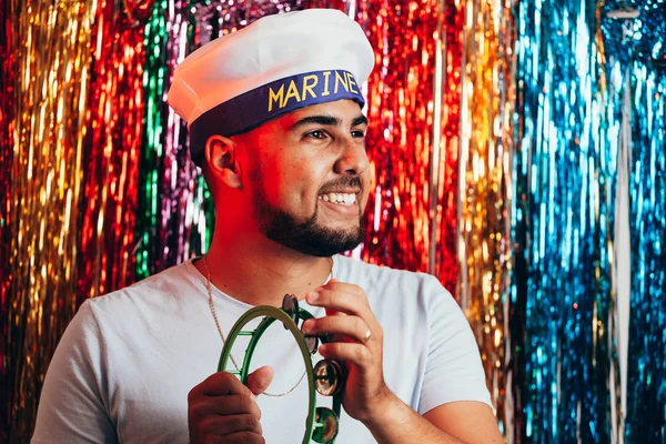 Brasilianischer Karneval Junger Mann Kostüm Genießt Die Faschingsparty — Stockfoto