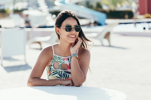 Porträt Einer Stilvoll Lächelnden Glücklichen Frau Auf Der Straße — Stockfoto