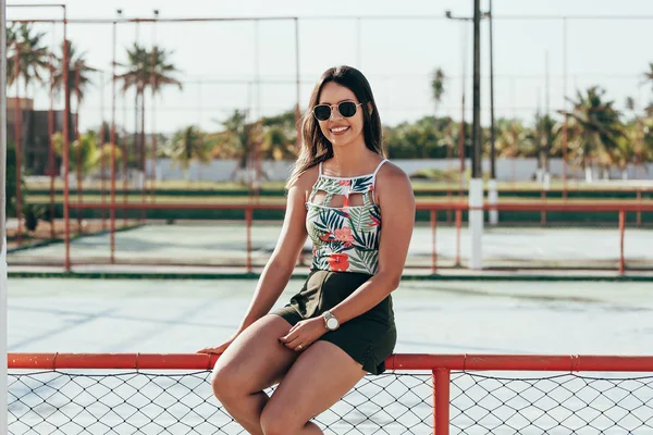 Porträt Einer Stilvoll Lächelnden Glücklichen Frau Auf Dem Tennisplatz — Stockfoto