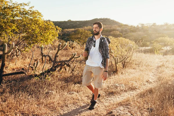 Man Dengan Ransel Hiking Caatinga Brasil — Stok Foto