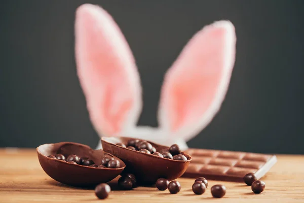 Concetto Pasquale Orecchie Coniglio Dietro Uovo Pasqua Cioccolato Sul Tavolo — Foto Stock