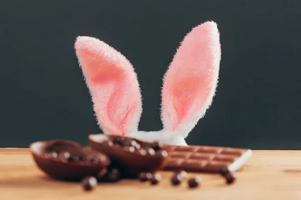 Пасхальная Концепция Кроличьи Уши Шоколадным Пасхальным Яйцом Деревянном Столе — стоковое фото