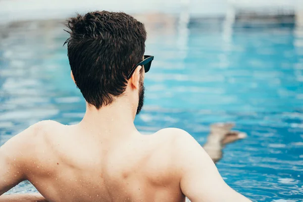 Junger Mann Entspannt Sich Pool Zurück — Stockfoto