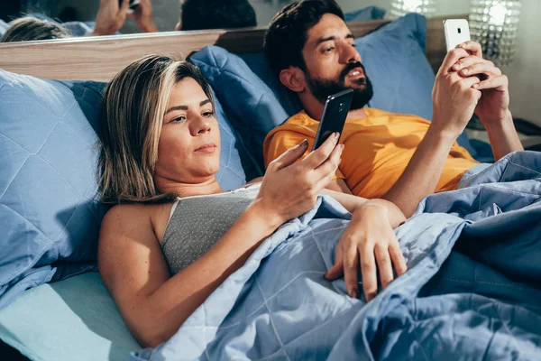 Pasangan Muda Berbaring Tempat Tidur Menggunakan Ponsel — Stok Foto