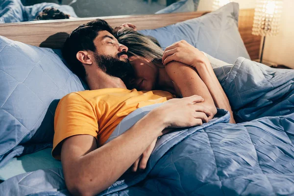 Pasangan Tidur Tempat Tidur Pasangan Yang Tidur Bersantai Tempat Tidur — Stok Foto