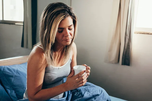 Больной Женщины Сидящей Кровати Пьющей Чай Кофе — стоковое фото