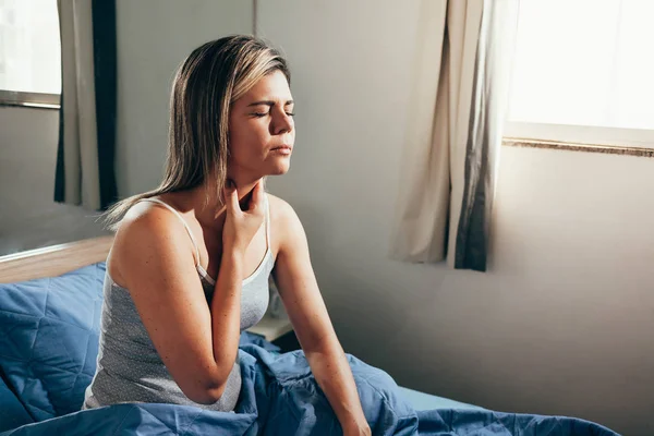 Wanita Muda Yang Menderita Sakit Tenggorokan Tempat Tidur — Stok Foto