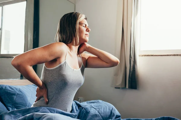 Mulher Com Dor Nas Costas Sentado Sua Cama — Fotografia de Stock