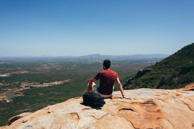 Adam manzaranın tadını dağın zirvesinde. Özgürlük kavramı