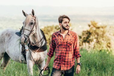 Adam ve çimenlerin üzerinde yürüyüş ATI