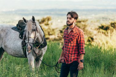 Adam ve çimenlerin üzerinde yürüyüş ATI