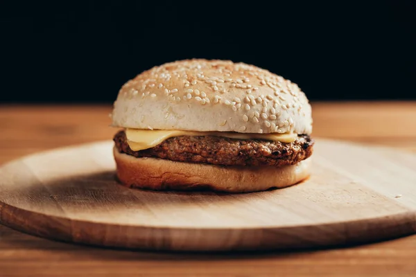 Delicioso Cheeseburger Caseiro Mesa Madeira — Fotografia de Stock