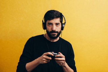 Video oyun denetleyicisi ve kulaklık ile adam portresi