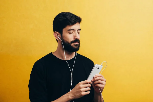 Чоловік Закритими Очима Слухає Музику Мобільному Телефоні Навушниками — стокове фото