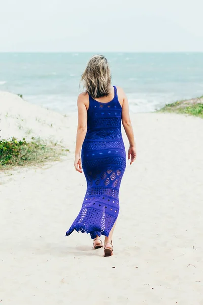 Retrato Mujer Joven Vestido Azul Relajándose Playa — Foto de Stock