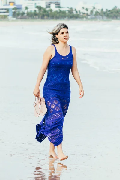 드레스 해변에서 편안한 여자의 초상화 — 스톡 사진