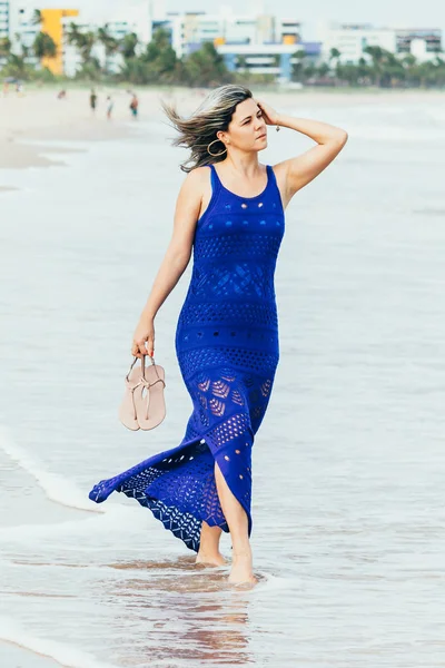 드레스 해변에서 편안한 여자의 초상화 — 스톡 사진