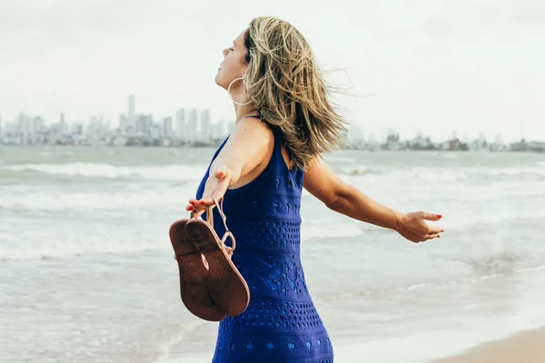 Retrato Mujer Joven Vestido Azul Relajándose Playa — Foto de Stock