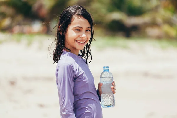 Retrato Niña Bebiendo Agua Playa — Foto de Stock