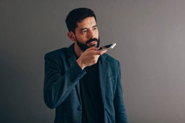 Eğlence, teknoloji, iletişim ve insan kavramı - kaydedici komutunu kullanarak veya Smartphone'da çağırarak iş adamı