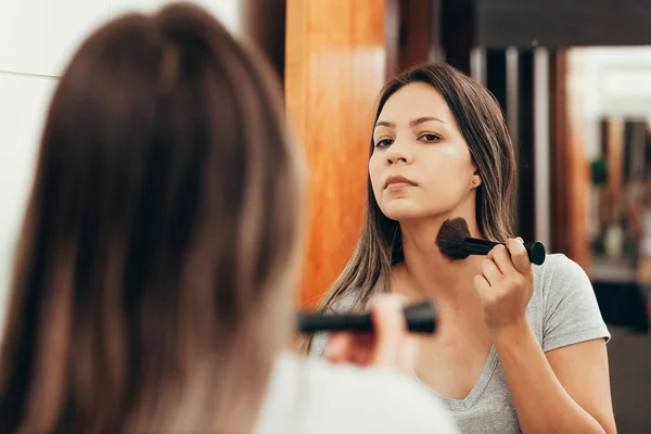 Φροντίδα Του Δέρματος Γυναίκα Εφαρμογής Μακιγιάζ Βούρτσα Μπροστά Από Καθρέφτη — Φωτογραφία Αρχείου