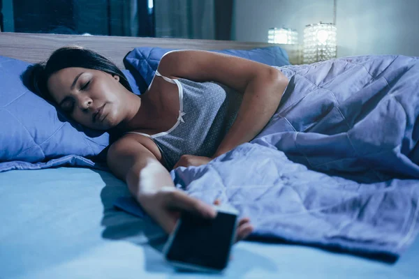 Teknologi Dan Konsep Orang Orang Wanita Muda Dengan Smartphone Tidur — Stok Foto