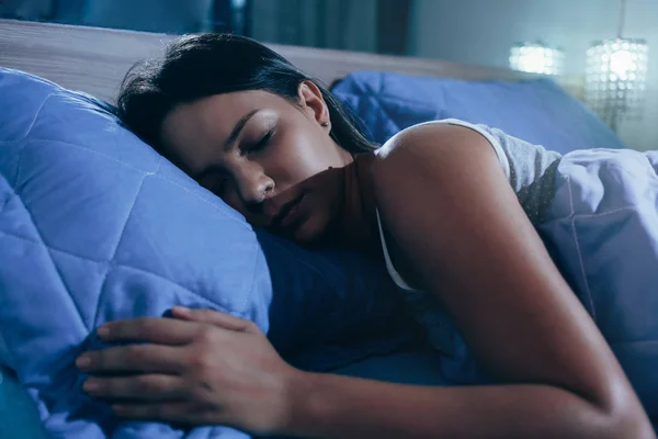 Mulher Deitada Cama Dormindo Confortavelmente — Fotografia de Stock