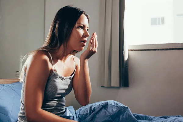 Wanita Yang Duduk Tempat Tidurnya Memeriksa Nafasnya Pagi Hari Konsep — Stok Foto