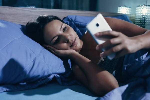 Wanita Menggunakan Ponsel Pintar Tempat Tidur Sebelum Dia Tidur Malam — Stok Foto