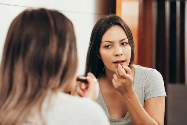 Maquillaje Mujer Mujer Haciendo Las Paces Con Lápiz Labial Delante —  Fotos de Stock