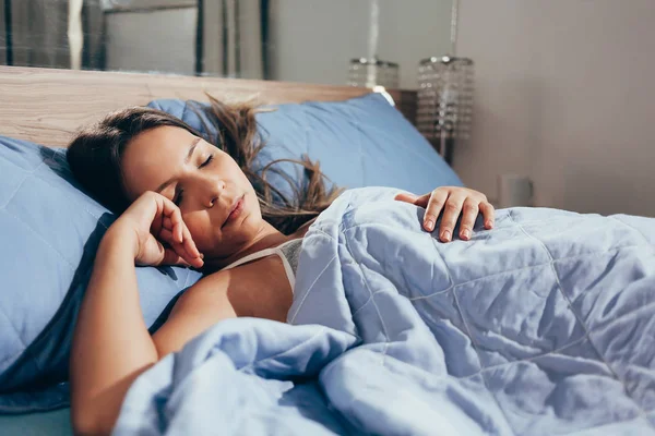 Mulher Deitada Cama Dormindo Confortavelmente — Fotografia de Stock