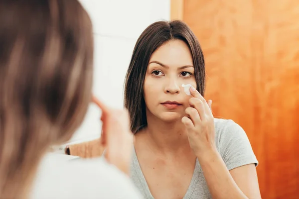 Cuidado Piel Mujer Aplicando Crema Para Piel Cara Frente Espejo — Foto de Stock