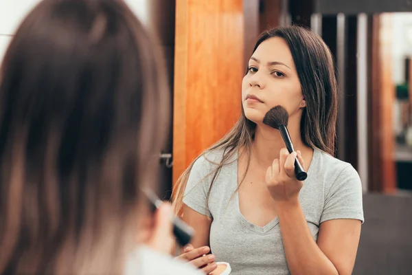 皮肤护理 在镜子前用刷子化妆的妇女 — 图库照片