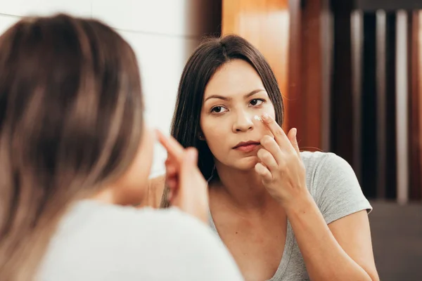 Cuidado Piel Mujer Aplicando Crema Para Piel Cara Frente Espejo — Foto de Stock