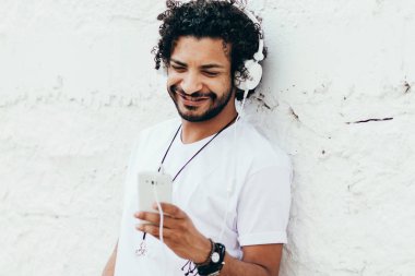 Yakışıklı delikanlı kulaklıklar müzik dinlemek closeup portresi