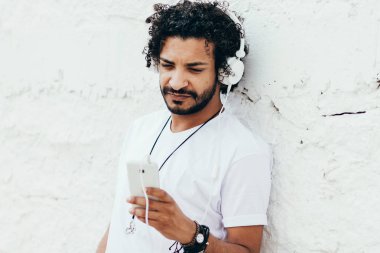 Yakışıklı delikanlı kulaklıklar müzik dinlemek closeup portresi