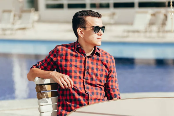 Havuz Kenarında Bir Masada Oturan Rahat Hipster Adam Portresi — Stok fotoğraf