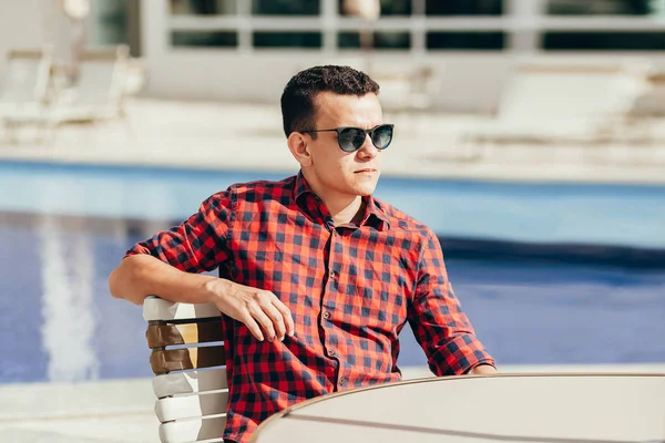 Porträt Eines Entspannten Hipster Mannes Der Einem Tisch Pool Sitzt — Stockfoto